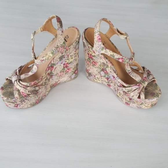Floral Wedge - Picture 3 of 6